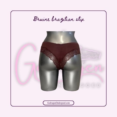 Bruine Brazilian slip van satijn met kant gepresenteerd op een paspop