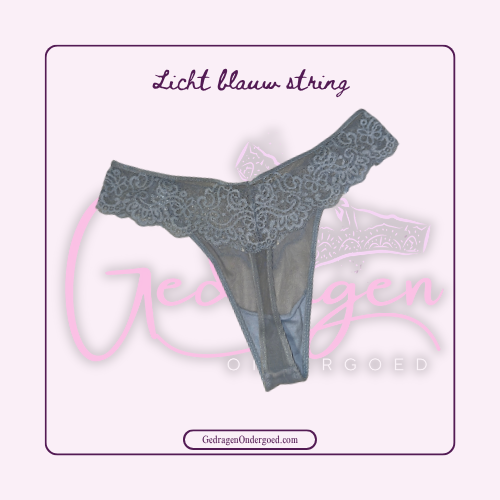 Achterkant van licht blauwe string liggende gepresenteerd