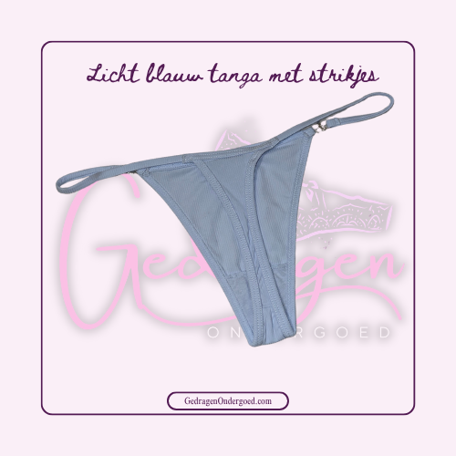 Achterkant Licht blauwe string van gedragen ondergoed gepresenteerd de grond
