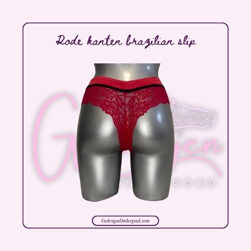 Achterkant Rode Kanten Brazilian Slip met satijnen band en afgezet met een zwart randje van gedragen ondergoed gepresenteerd op een paspop