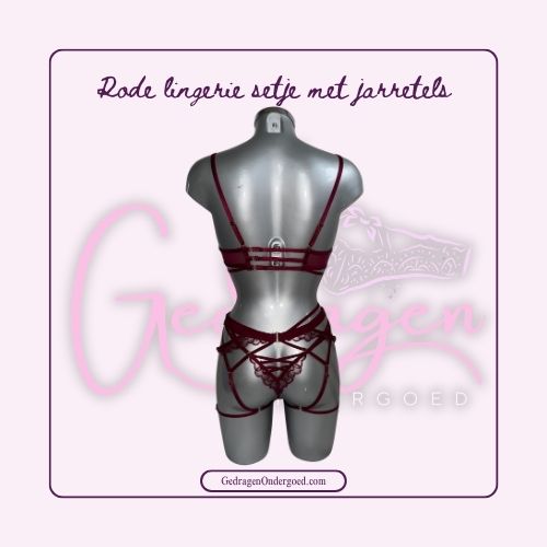 Achterkant van een heel heet rood lingerie setje met een sexy string met gevlochten touwtjes als string met jarretels gepresenteerd op een paspop