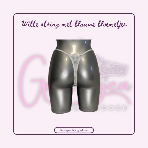 Achterkant Stoffen Witte String met Blauwe Bloemetjes gedragen door gedragen ondergoed gepresenteerd op een paspop