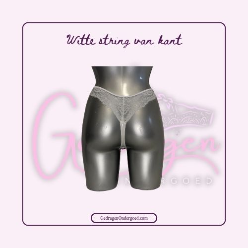 Achterkant Witte string met kant  gedragen door gedragen ondergoed gepresenteerd op een paspop