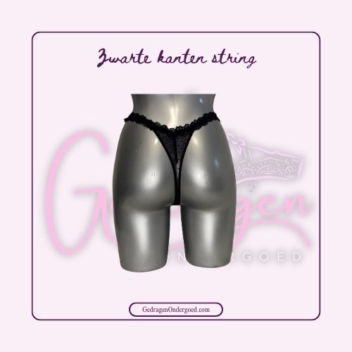 Achterkant Zwart Kanten String met Ruffle in de band gedragen door gedragen ondergoed gepresenteerd op een paspop