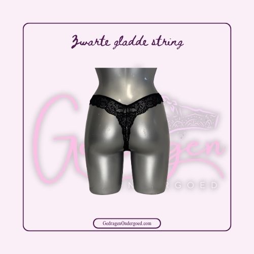 Achterkant Zwart Stoffen String met Kanten Achterkant gedragen door gedragen ondergoed gepresenteerd op een paspop