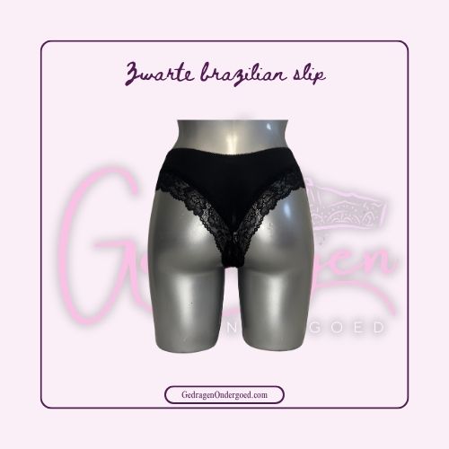 Achterkant Zwarte Brazilian slip van satijn met kant gepresenteerd op een paspop