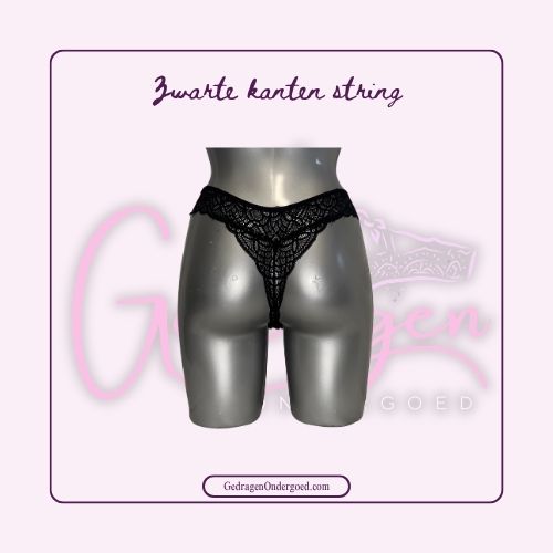 Achterkant Zwarte Doorschijnende String met Kanten Band gedragen door gedragen ondergoed gepresenteerd op een paspop