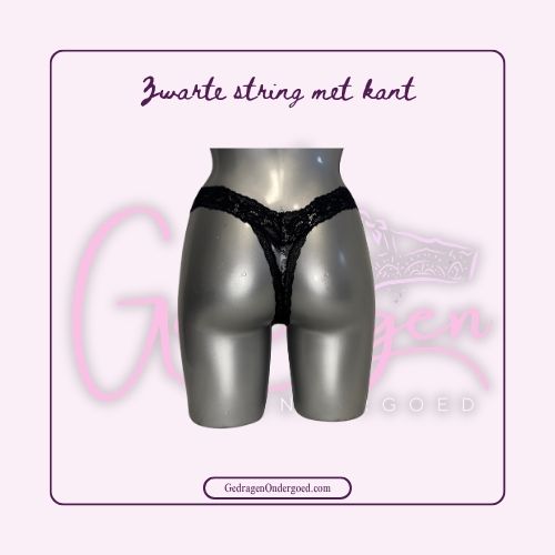 Achterkant Zwarte Kanten String gedragen door gedragen ondergoed gepresnteerd op een paspop