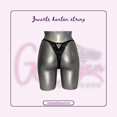 Achterkant Zwarte Kanten String Met Gouden Details op de kont gedragen door gedragen ondergoed gepresenteerd op een paspop