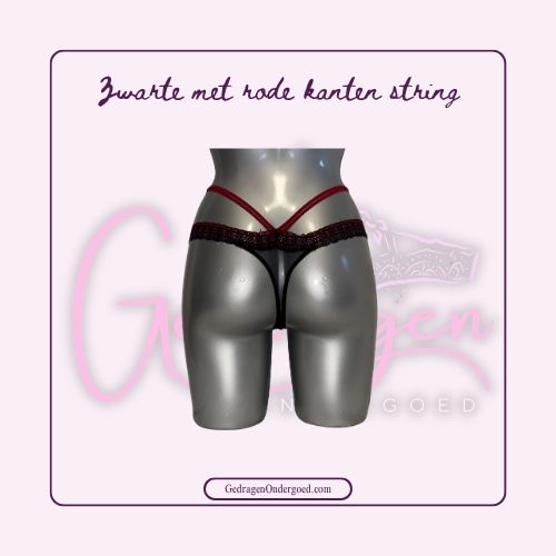 Achterkant Zwarte Kanten String met Rood Bandje om de middel gedragen door gedragen ondergoed gepresenteerd op een paspop