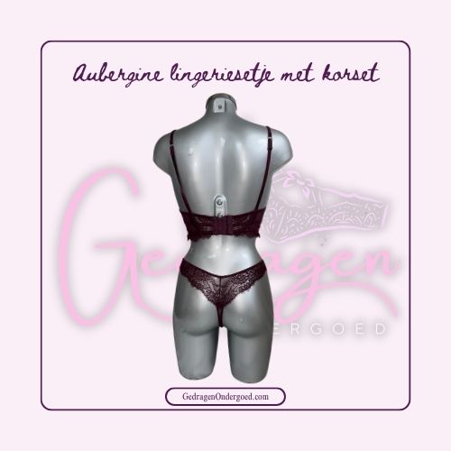 Achterkant Kleine korset in de kleur aubergine met bij passende string gepresenteerd op een paspop