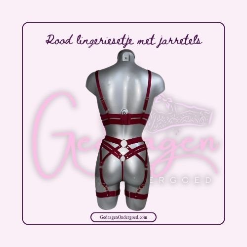 Achterkant Donker rood lingerie setje met jarretels van satijn met brede banden de trend van nu gepresenteerd op een paspop