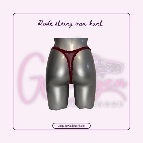 Achterkant Rode kanten string met dunne bandjes van gedragen ondergoed gepresenteerd op een paspop