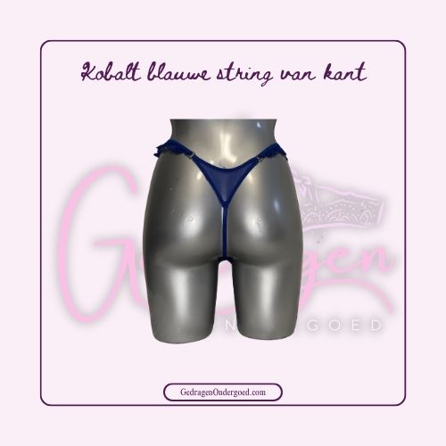 Achterkant van een Hele mooie kobalt blauwe string van kant van gedragen ondergoed gepresenteerd op een paspop