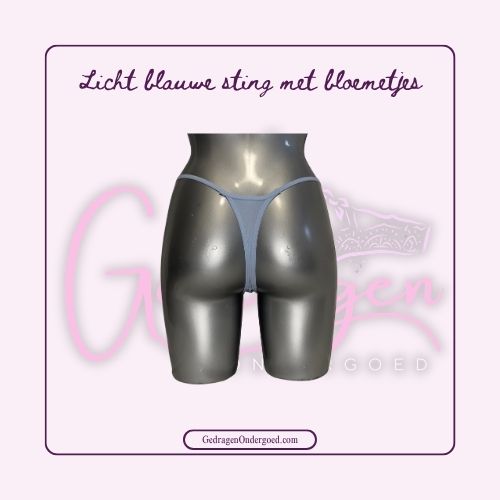 Achterkant van een licht blauwe string van gedragen ondergoed gepresenteerd op een paspop