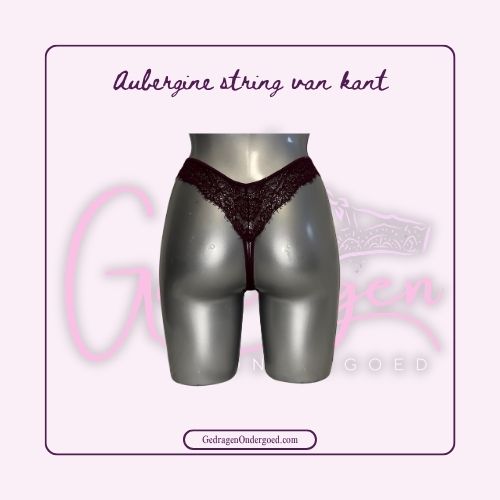 Achterkant van String in Aubergine kleur met leuk detail aan de zijkant met vlecht werk van gedragen ondergoed epresnteerd op een paspop