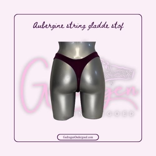 Achterkant van Aubergine string in gladde stof  van gedragen ondergoed gepresenteerd op een paspop