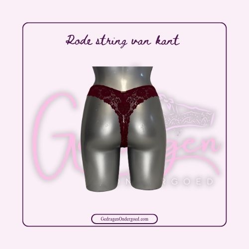 Achterkant van een Hele mooie doorschijnende rode Kanten String van gedragen ondergoed gepresenteerd op een paspop