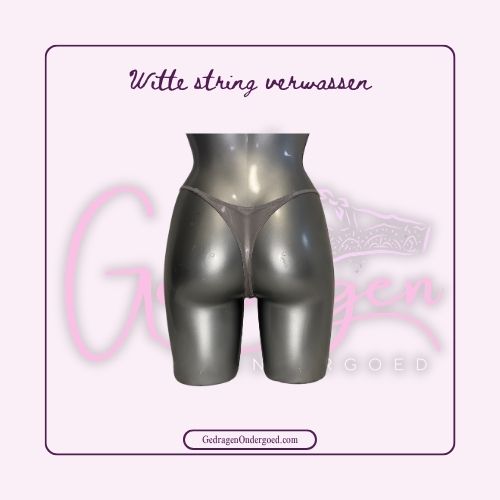 Achterkant Veel gebruikte verwassen witte kanten string gedragen door gedragen ondergoed gepresenteerd op een paspop