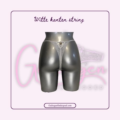 Achterkant Wit kanten string met gouden details in midden van de kont gedragen door gedragen ondergoed  gepresenteerd op een paspop