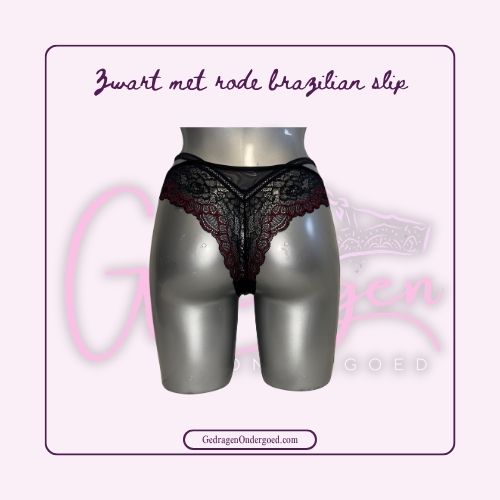 Achterkant Zwarte kanten brazilian slip met rood er door heen gepresenteerd op een paspop