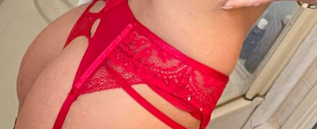 Close-up van dame in rode kanten lingerie van GedragenOndergoed.com