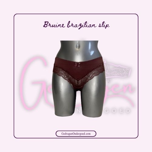 Achterkant Bruine Brazilian slip van satijn met kant gepresenteerd op een paspop