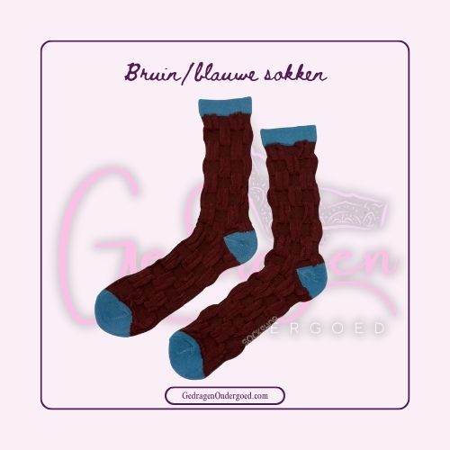 Bruine sokken met een patroon in stof geweven met blauwe band om tenen en boven aan.