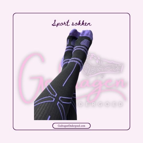 Gedragen compressie sport sokken zwart met paars