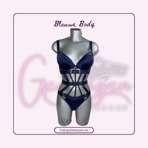 Donker blauwe body van satijn met brede banden en gouden kettingen gepresenteerd op een paspop