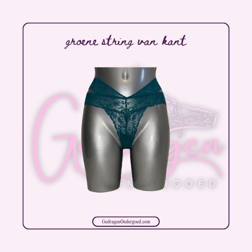 Groene string met sexy accentuerende bandjes van gedragen ondergoed gepresenteerd op een paspop