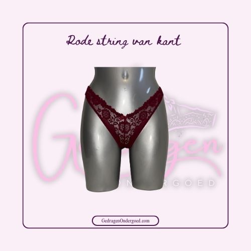 Voorkant van een Hele mooie doorschijnende rode Kanten String van gedragen ondergoed gepresenteerd op een paspop