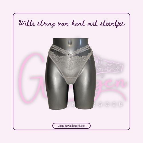 Hele sexy witte string met kant en speelse bandje gedragen door gedragen ondergoed gepresenteerd op een paspop