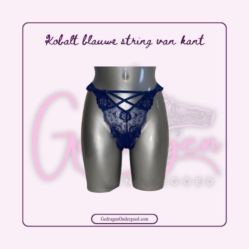 Hele mooie kobalt blauwe string van kant met bandjes van gedragen ondergoed gepresenteerd op een paspop