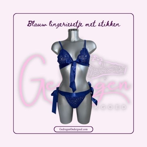 Leuke blauwe lingeriesetje welke door de strikken bij elkaar gehouden worden. gepresenteerd op een paspop