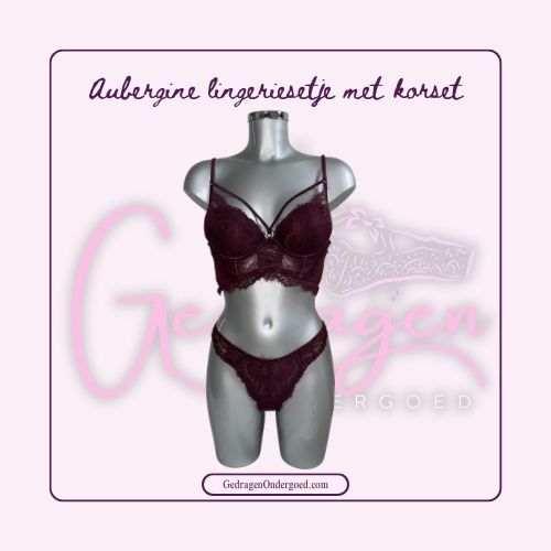 Kleine korset in de kleur aubergine met bij passende string gepresenteerd op een paspop