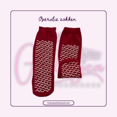 Rode operatie sokken met wit anti slip liggende op de grond