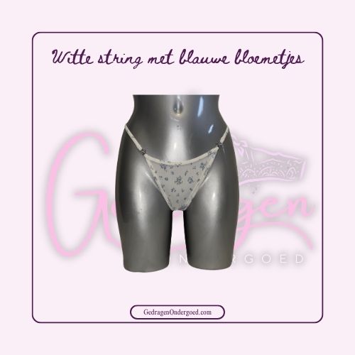 Stoffen Witte String met Blauwe Bloemetjes en metalen bloemetjes in de band gedragen door gedragen ondergoed gepresenteerd op een paspop