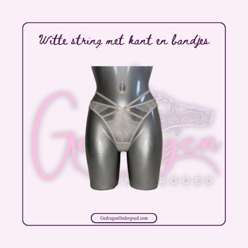 Witte dames string met extra bandje om de middel met kant en openen vlak gedragen door gedragen ondergoed gepresenteerd op een paspop
