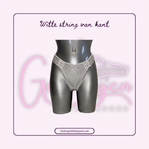 Witte string met kant en speelse details op de heup gedragen door gedragen ondergoed gepresenteerd op een paspop