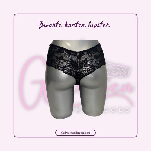 Zwarte kanten hipster gepresenteerd op een paspop van gedragen ondergoed