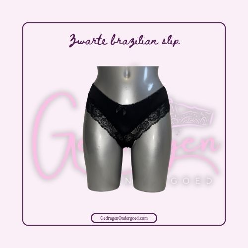 Zwarte Brazilian slip van satijn met kant gepresenteerd op een paspop