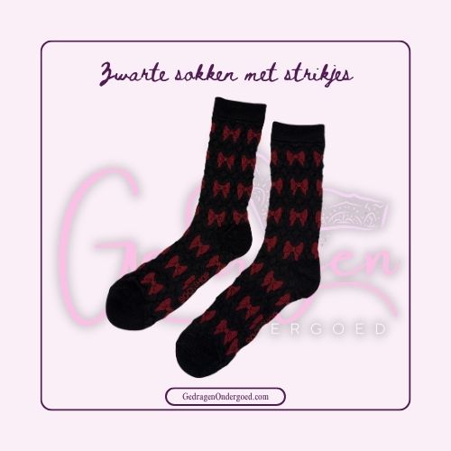 Zwarte sokken met rode strikjes gepresenteerd op de grond