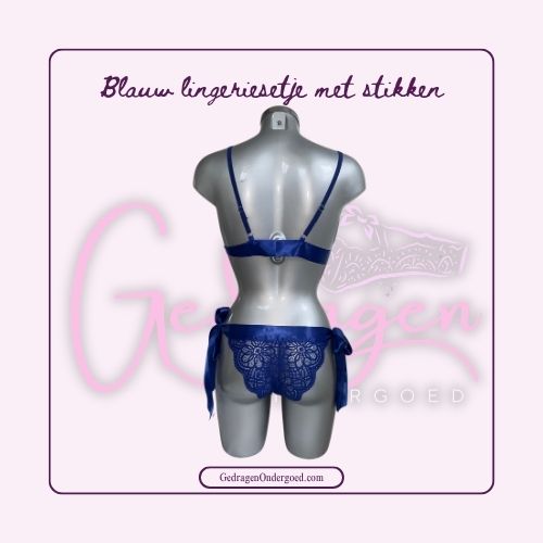 Achterkant Leuke blauwe lingeriesetje welke door de strikken bij elkaar gehouden worden achterkant slip van kant met satijnband. gepresenteerd op een paspop