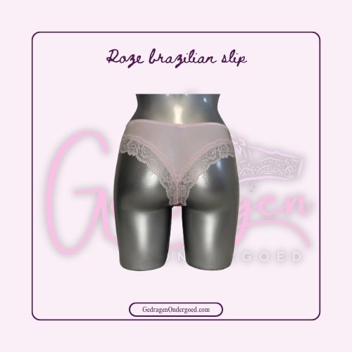Achterkant Zacht roze Brazilian slip van kant met satijn gepresenteerd op een paspop
