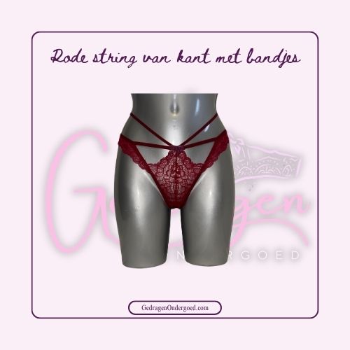 Een hele sexy mooie kanten rode string met extra bandje om de middel van gedragen ondergoed gepresenteerd op een paspop