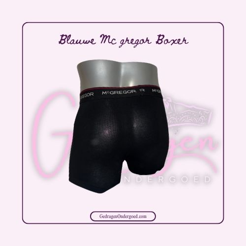 Achterkant Blauwe Mc Gregor Heren Boxer met een rood randje in het elastieken bord met witte letter gedragen door gedragen ondergoed gepresenteerd op een paspop