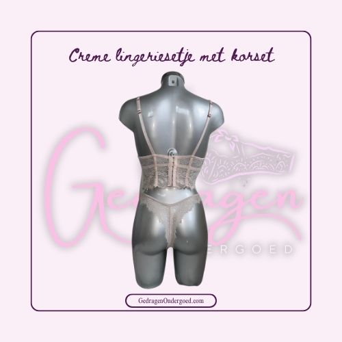 Achterkant Creme kleurig lingerie setje gepresenteerd  op een pop en bovenstuk in korset stijl