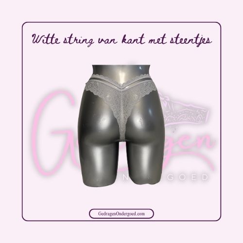 Achterkant Hele sexy witte string met kant en speelse bandje gedragen door gedragen ondergoed gepresenteerd op een paspop