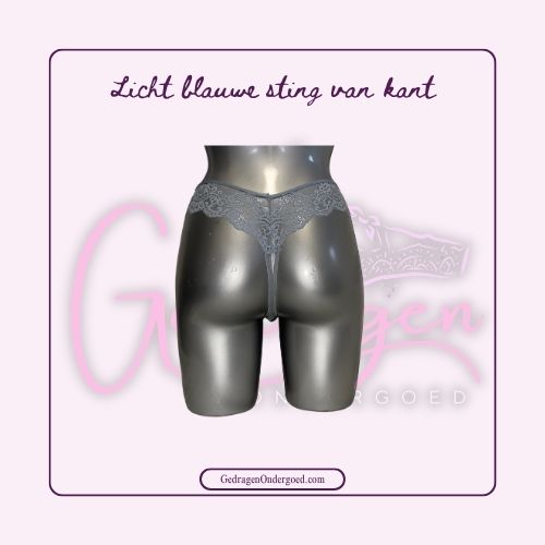 Achterkant Licht blauwe dames string van gedragen ondergoed gepresenteerd op een paspop